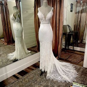 Size 6 on tag but fits more like a 4 all lace :)